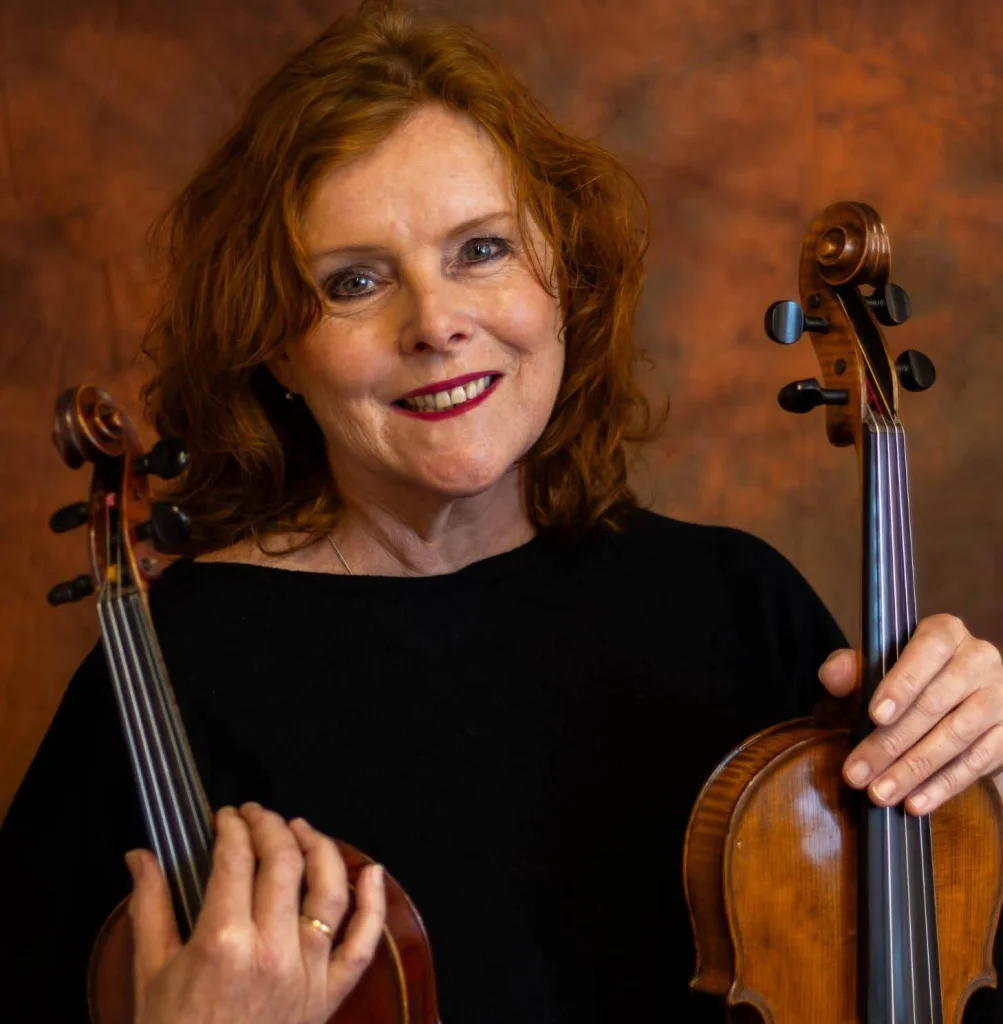 Cora Voogt-Hildering with violin and viola